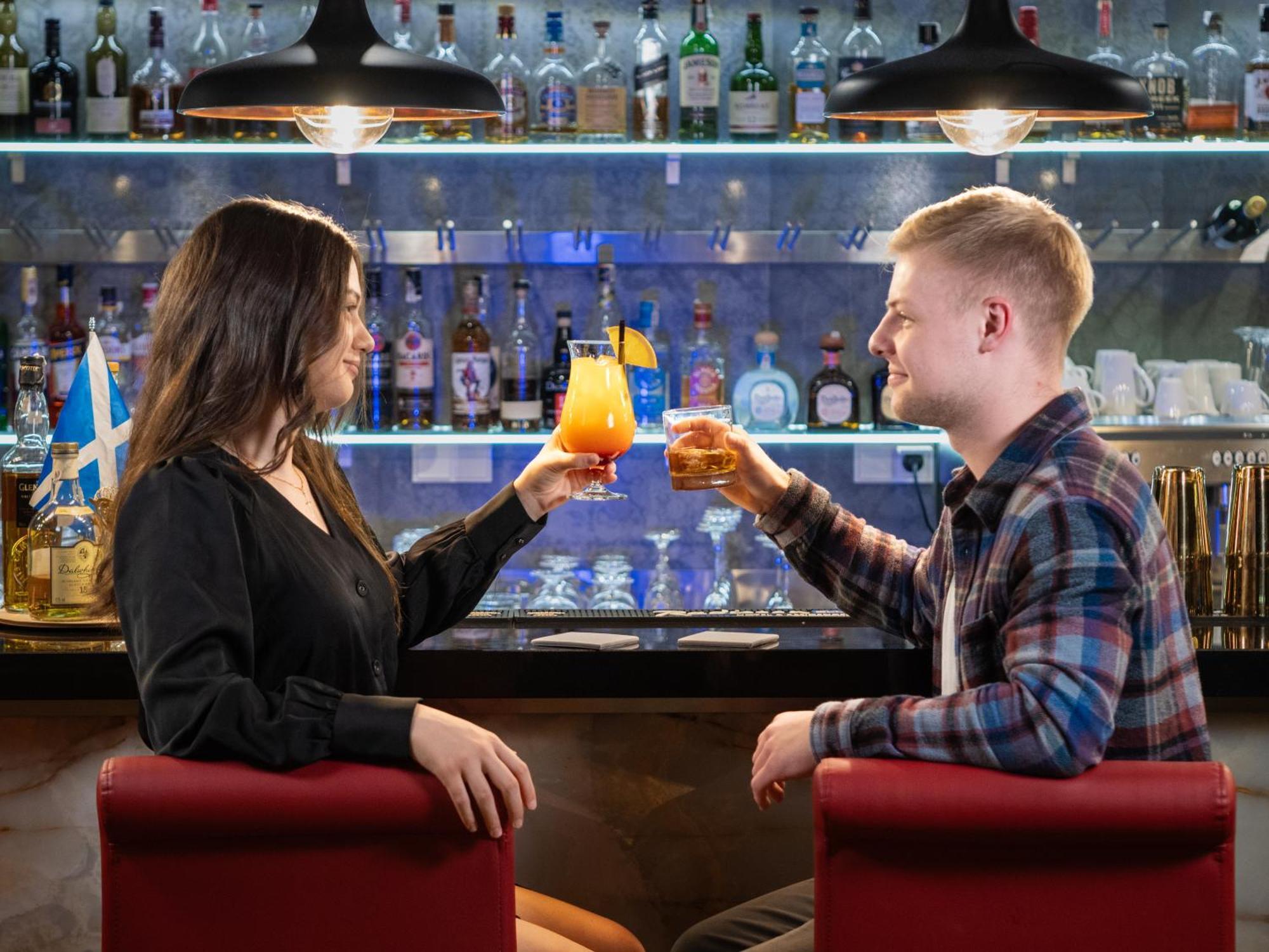 Radisson Blu Hotel & Residences Zakopane Zewnętrze zdjęcie A couple drinking cocktails