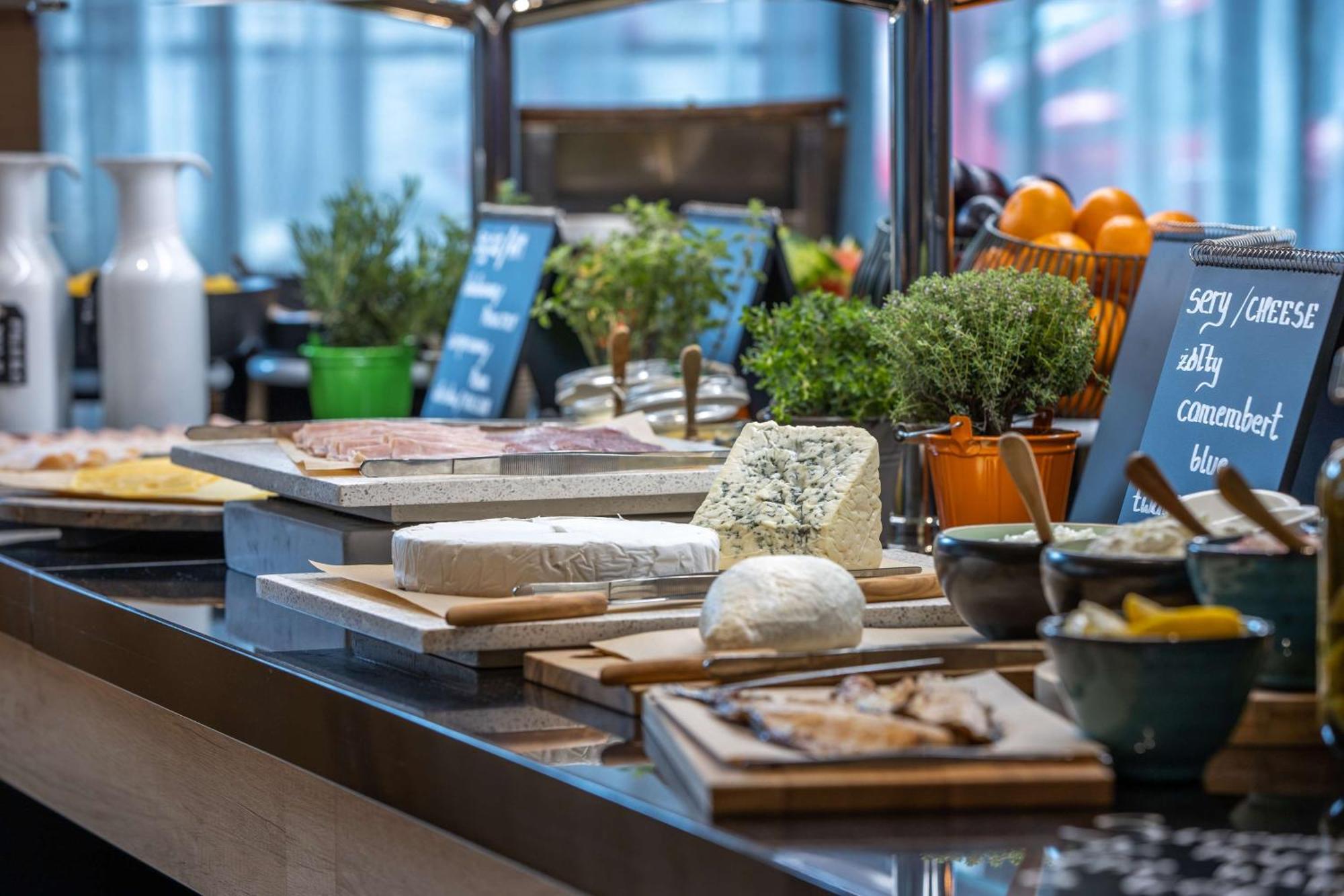 Radisson Blu Hotel & Residences Zakopane Zewnętrze zdjęcie Cheese counter at a buffet